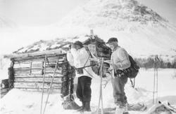 Menn på jakt. Fra v: Jørgen Holsen og Jo Blæsterdalen, ved S