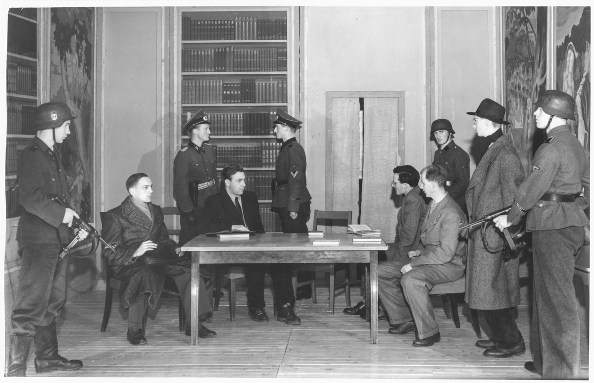 Skuespillere på teaterscene.