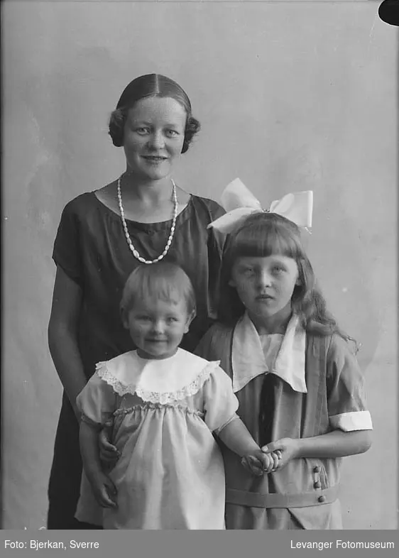 Søstrene Målfrid ,Mabel og Aud Jenny Okkenhaug.