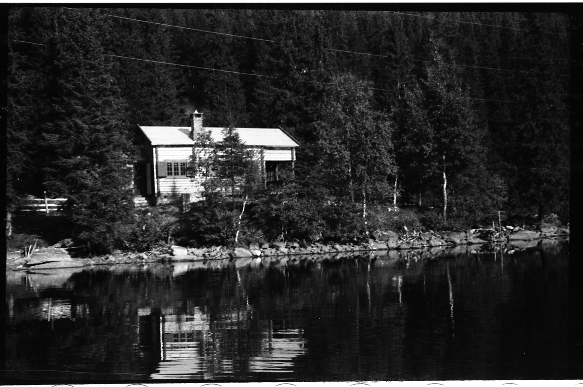 Olaf Tømmerstigens hytte ved Skjeppsjøen på Totenåsen. Sju bilder.