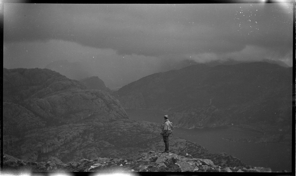 Gutter på tur til fjells og ved et vann, i området nord for innseilingen til Lysefjorden.