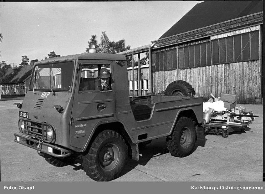 F6 Karlsborg 1981. Flyttning från hangar 82, tidigare utbildningsplats. Albumet är en del av en donation från Karl-Axel Hansson, Karlsborg. Förteckning över hela donationen finns i albumet samt som Word-dokument.