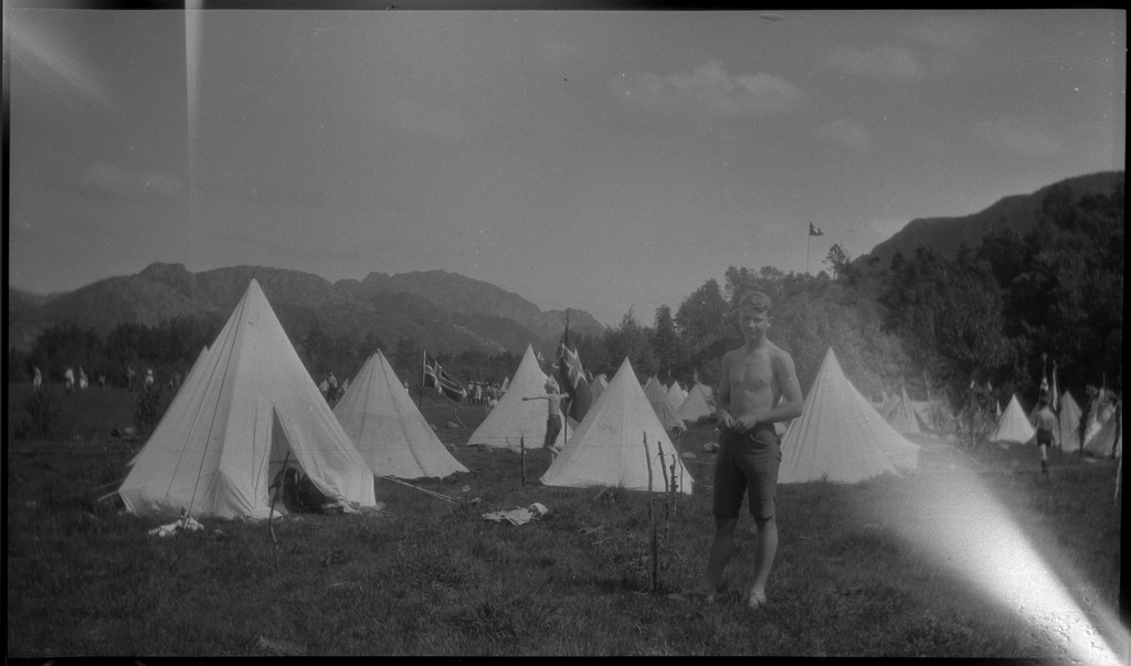 Bilder fra en speiderleir ved Ørsdalsvatnet i Bjerkreim. Det er bilder av speidergutter med og uten uniform, som spiser, bader, og som slapper av. Det er også oversiktsbilder over speiderleiren.