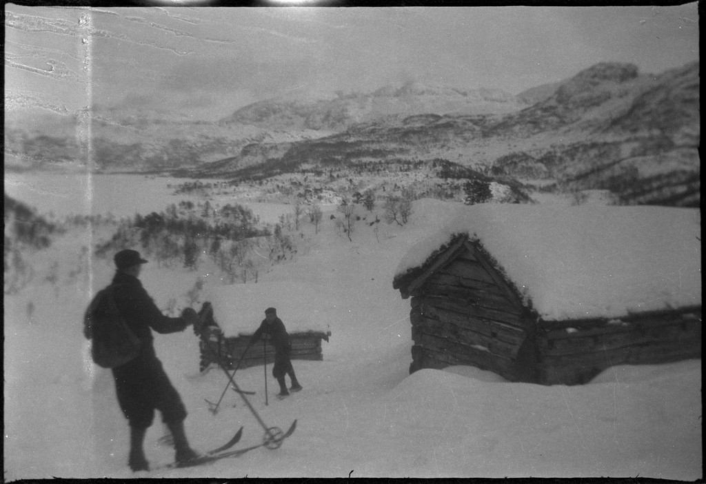 Per og Alf Årseth, Børre Børresen og Sigurd Hamre i tillegg til fotografen på skitur i nærheten av Fjellberg i Suldal. Det er bilder fra ulike sel, ei bu de overnattet i og fra fjellet.