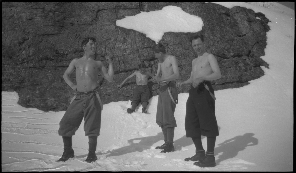 Per og Alf Årseth, Reidar Gjissen(?), Tor Tørresen, Per Roth og Finn Johannessen på skitur i nærheten av Fjellberg i Suldal. Det er bilder fra flere pauser.
