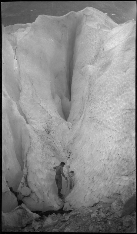 Per og Alf Årseth og Finn Johannessen på sykkeltur i Sogn og Fjordane og Møre og Romsdal. Det er bilder fra fjellturer og -topper, fra fjorder og fjell, bygder og byen Ålesund.
Bilde nr. 2 er av Skodjebrua i Skodje. Bilde nr. 3 er av Kolåstind i Standal, med Sylen og Fingeren til høyre. Bilde nr. 9 er fra Kongens gate i Ålesund. Bilde nr. 11 er tatt over Hjørundfjorden med Langenestinden og Store Standal på motsatt side. Bilde nr. 20-21 er fra Ålesund.