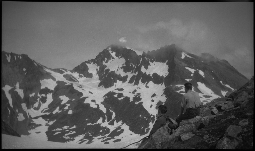 Per og Alf Årseth og Finn Johannessen på sykkeltur i Sogn og Fjordane og Møre og Romsdal. Det er bilder fra fjellturer og -topper, fra fjorder og fjell, bygder og byen Ålesund.
Bilde nr. 2 er av Skodjebrua i Skodje. Bilde nr. 3 er av Kolåstind i Standal, med Sylen og Fingeren til høyre. Bilde nr. 9 er fra Kongens gate i Ålesund. Bilde nr. 11 er tatt over Hjørundfjorden med Langenestinden og Store Standal på motsatt side. Bilde nr. 20-21 er fra Ålesund.