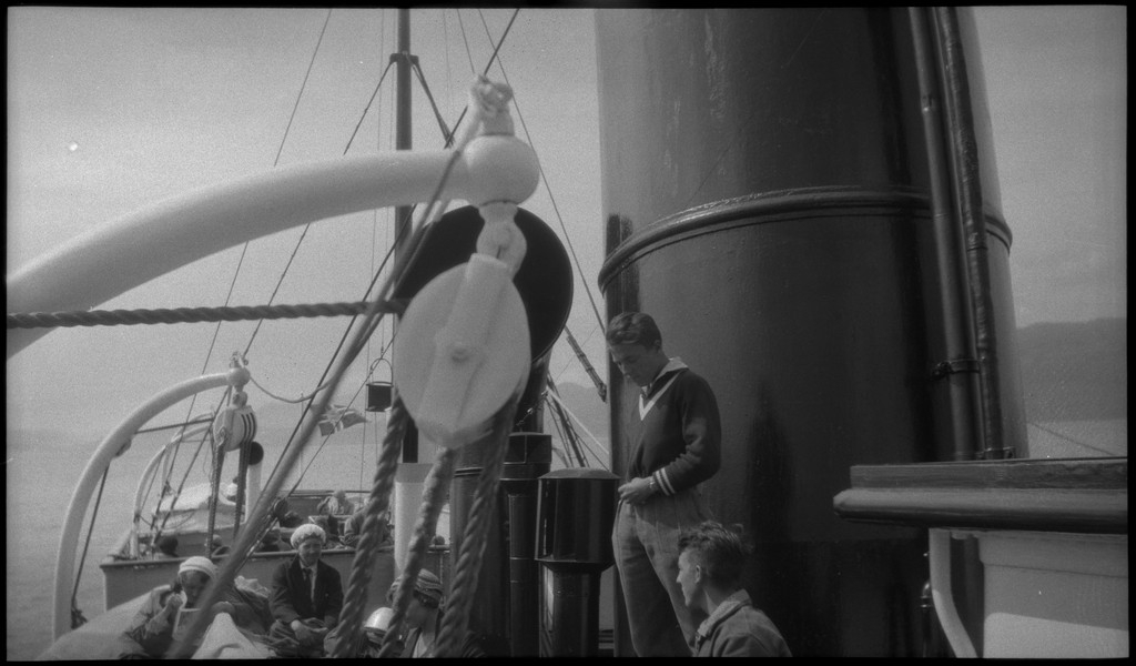 Per og Alf Årseth og Finn Johannessen på sykkeltur i Sogn og Fjordane og Møre og Romsdal. Det er bilder fra fjellturer og -topper, fra fjorder og fjell, bygder og byen Ålesund.
Bilde nr. 2 er av Skodjebrua i Skodje. Bilde nr. 3 er av Kolåstind i Standal, med Sylen og Fingeren til høyre. Bilde nr. 9 er fra Kongens gate i Ålesund. Bilde nr. 11 er tatt over Hjørundfjorden med Langenestinden og Store Standal på motsatt side. Bilde nr. 20-21 er fra Ålesund.