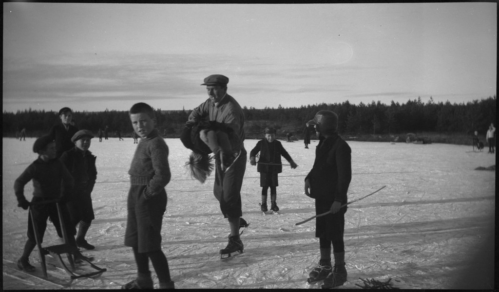 Lindtner og Finn Johannessen med en familie på skøytetur på Gisketjørn i Sandnes. Barna spiller et lagspill på isen.