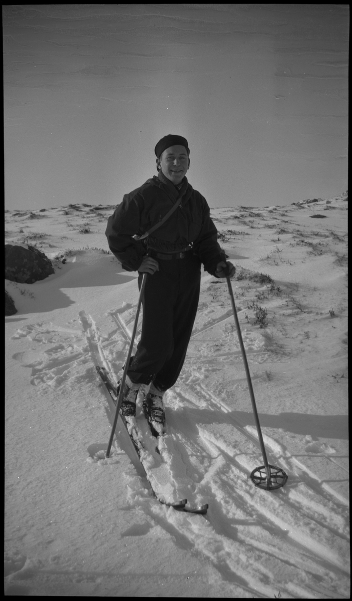 En gjeng unge menn på skitur i fjellene øst for Madland. Det er bilder av brødrene Idar og Arvid og hele gjengen samlet og på ski. På bilde nr. 3 er også Finn Johannessen portrettert sammen med en av brødrene Tollefsen.