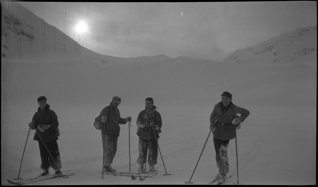 En vennegjeng på skitur i Suldal i vekslende vær. De er innom flere støler og overnattingshytter, bl.a. turistforeningshytta i Stranddalen. Noen ganger er klærne deres hvite av snø. Det er mye snø i fjellet og de må grave seg inn til hyttene. I den ene hytta lytter de til radio og studerer et gevær. Bilde nr. 6 viser en som smører skiene sine.