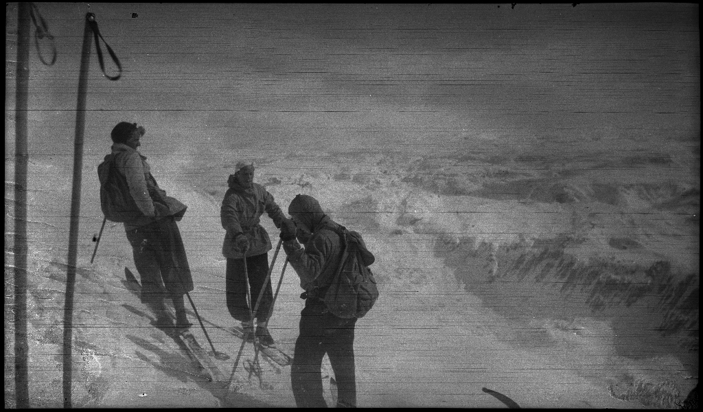 Fire unge menn på skitur påsken 1936. De har laget en bil av snø med bobleform (kanskje inspirert av Porsche Typ 1 fra 1935). Det er også bilder fra flere fjelltopper, fra skigåing og fra ei turisthytte.