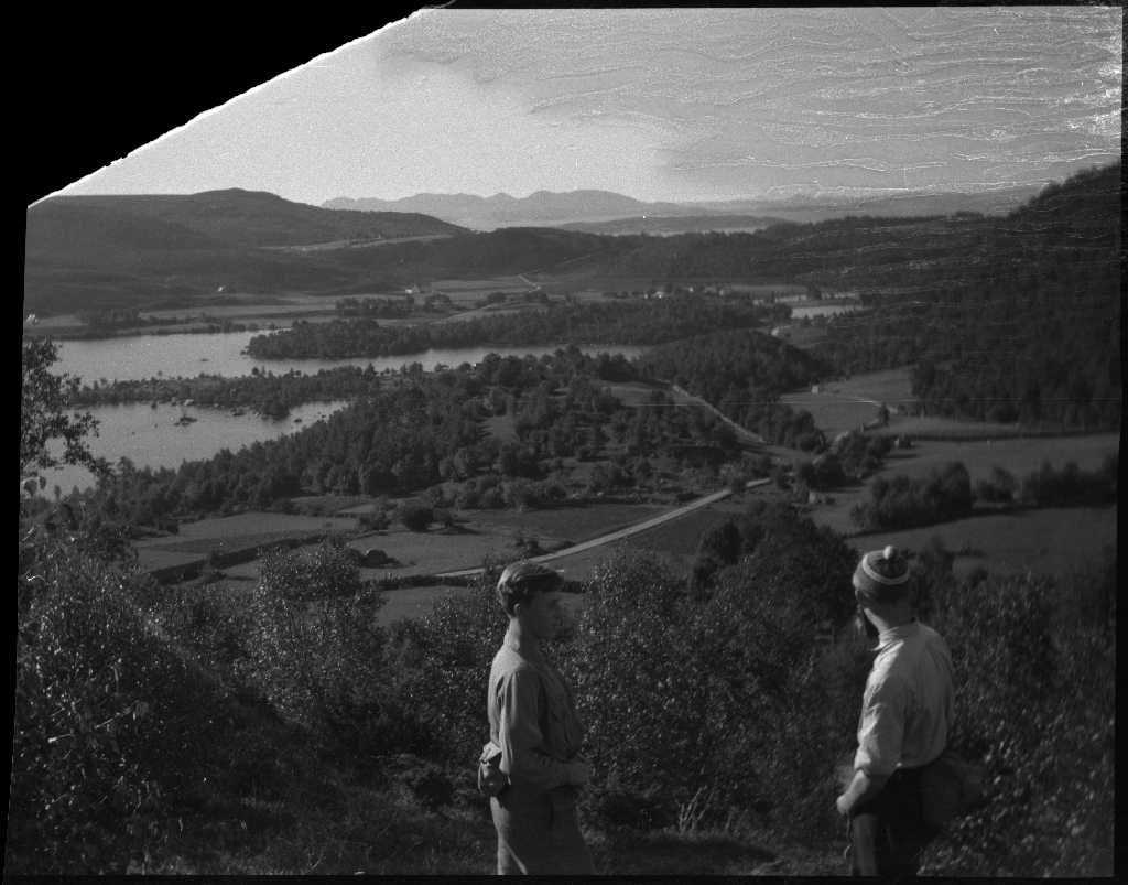 Bilder fra en sykkeltur mellom Kjølevik og Tau i Strand kommune. Det er helbilder av Finn Johannessen, Arne Rasmussen og Korsvold med syklene sine, det er bilder fra sykling og av landskapet og bygdene. Finn Johannessen er på bilde nr. 5 og 8.