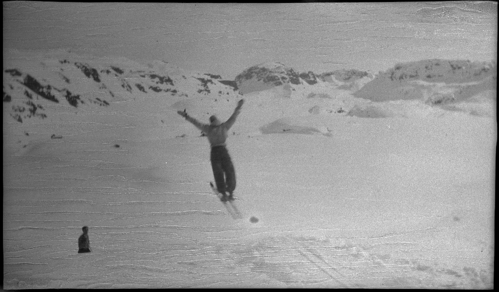 Fire unge menn på skitur fra Roalkvam til Stranddalen i Suldal. Det er bilder av hytter i fjellet, fra landskapet, lek med en hoppbakke og fra skigåing.