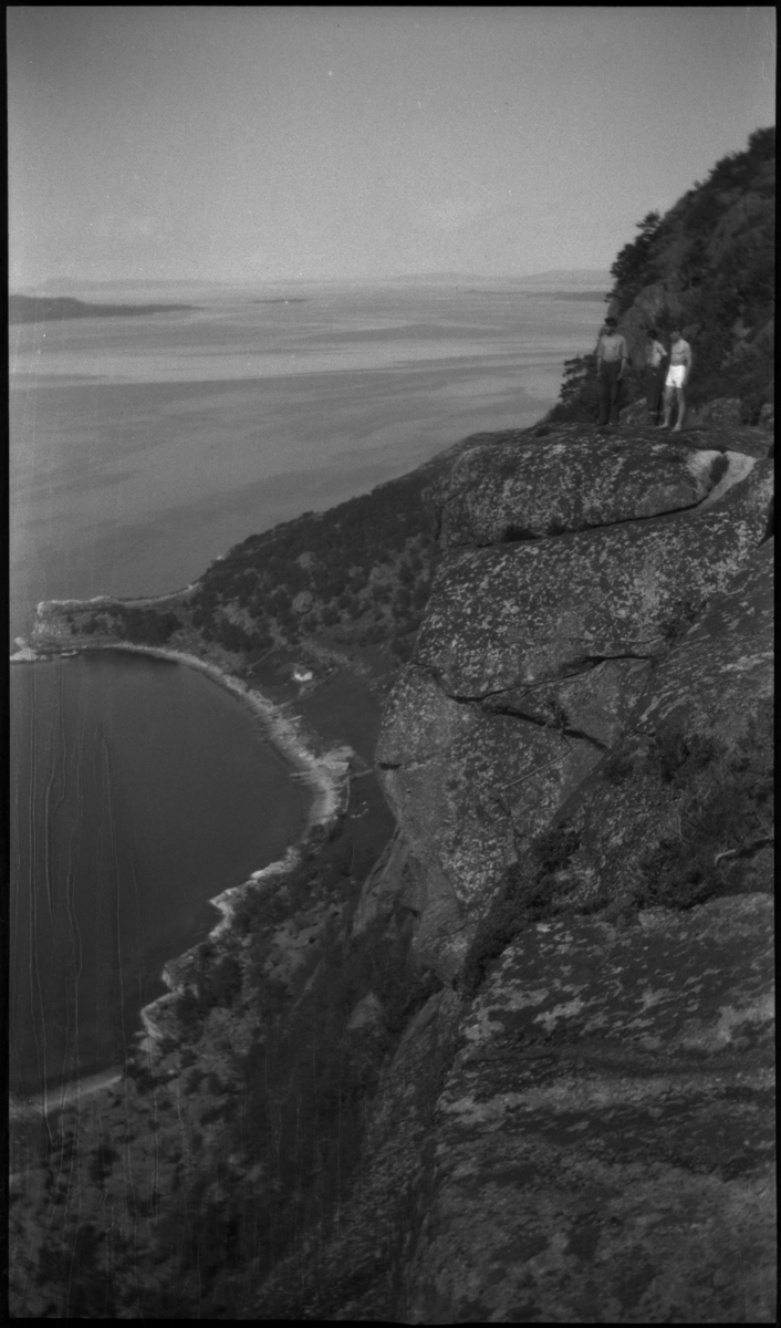 Tre gutter/unge menn på tur på Halsnøy og Finnøy. Det er bilder fra at transporten med ei skøyte og fra små fjellturer. Det ligger mange små dampskip langs havna på bilde nr. 4.