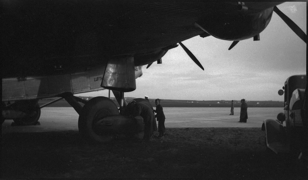 Bilder fra åpningen av den sivile flyplassen på Sømmesletta på Sola. Bildene viser folk som titter på flyene og helikoptrene som besøkte flyplassen fra inn- og utland i anledning åpningen. Det er flere bilder fra et stort passasjerfly fra Lufthansa med påskriften "Generalfeldmarschall von Hindenburg" og "D-APIS". Det er også et bilde fra en kanonbåt.