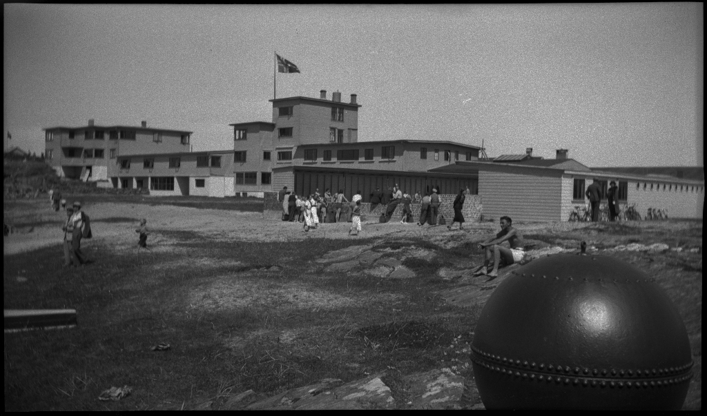 Bilder fra Sola Strandhotell og hotellets basseng, samt gutter og unge menn i sanddynene på Sola.