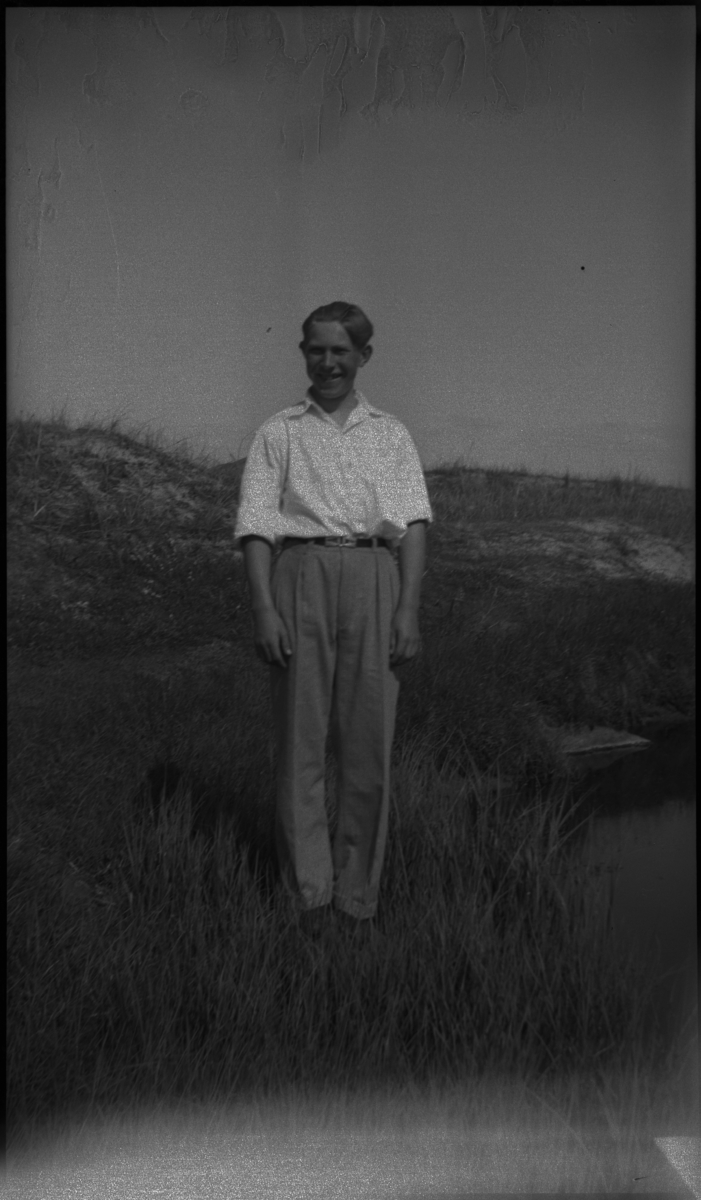 Bilder fra Sola Strandhotell og hotellets basseng, samt gutter og unge menn i sanddynene på Sola.