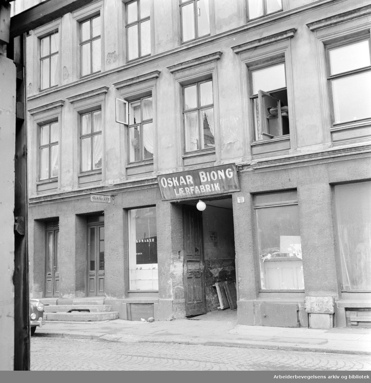 Rødfyllgata. Utsnitt av Rødfyllgata 31 som bystyret har vedtatt å betale 1,9 mill. kroner for. Eksteriører. Juni 1958