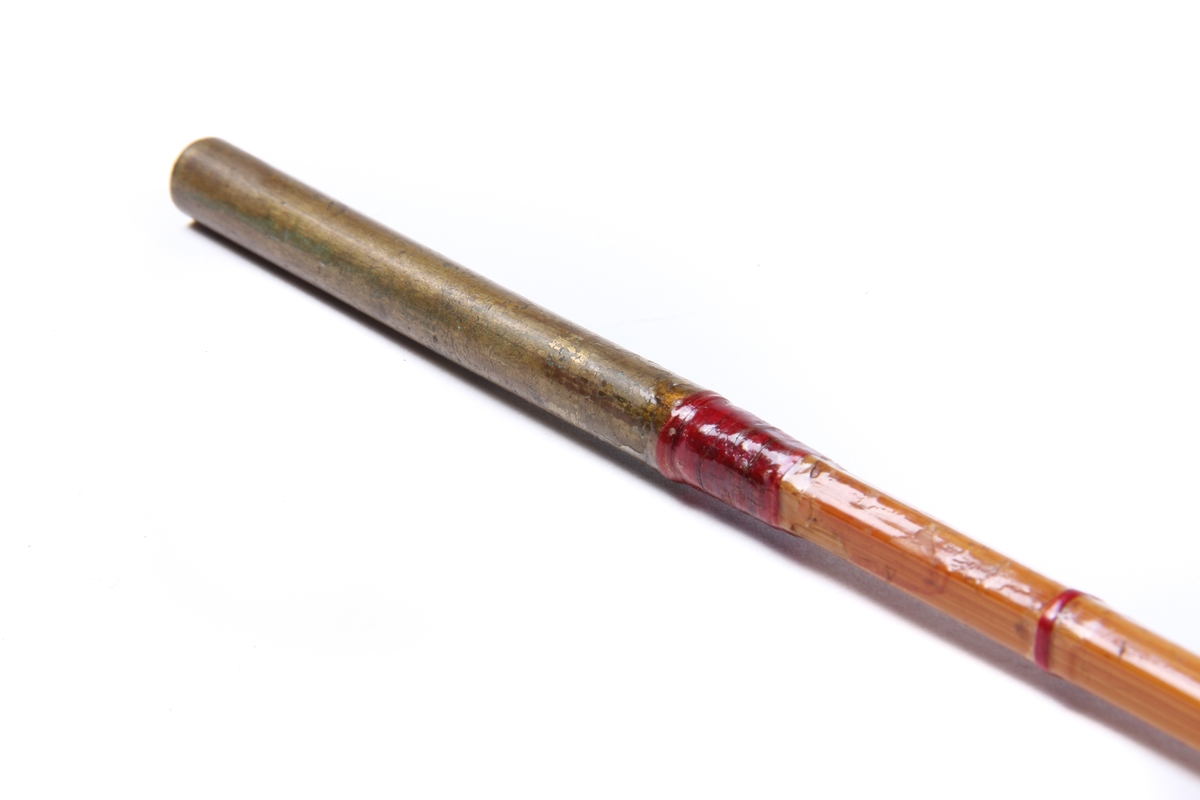 Den sekskanta stanga er laga av bambus og handtaket av kork.
Tredelt stang med ekstra tupp.