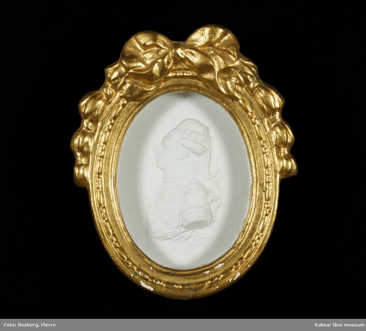 KLM 2430. Tavla, medaljong, av gips, glas, och med förgylld ram. Porträtt av man i profil åt vänster. Föreställande Ludvig XVI. Ramen utförd i Louis XVI:e stil.