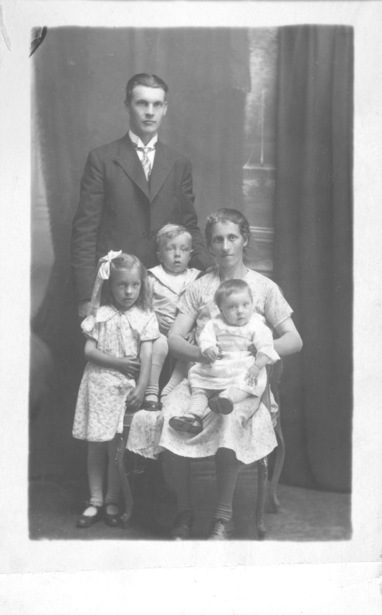 Album med portrettbilder. Albumet har tilhørt Aksel Konrad Mikkola og hans hustru Kathinka Marie, f. Mikkelsen. Det er nå i Solbjørg Mikkolas eie. Navnene til de portretterte er for en stor del ukjente, men mange er fra Neiden og Sør-Varanger. Kathinka kom opprinnelig fra Lofoten, og en del av bildene viser hennes familie i Nordland