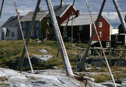 Foto fra noe av bebyggelsen på fiskeværet Grip i Kristiansun
