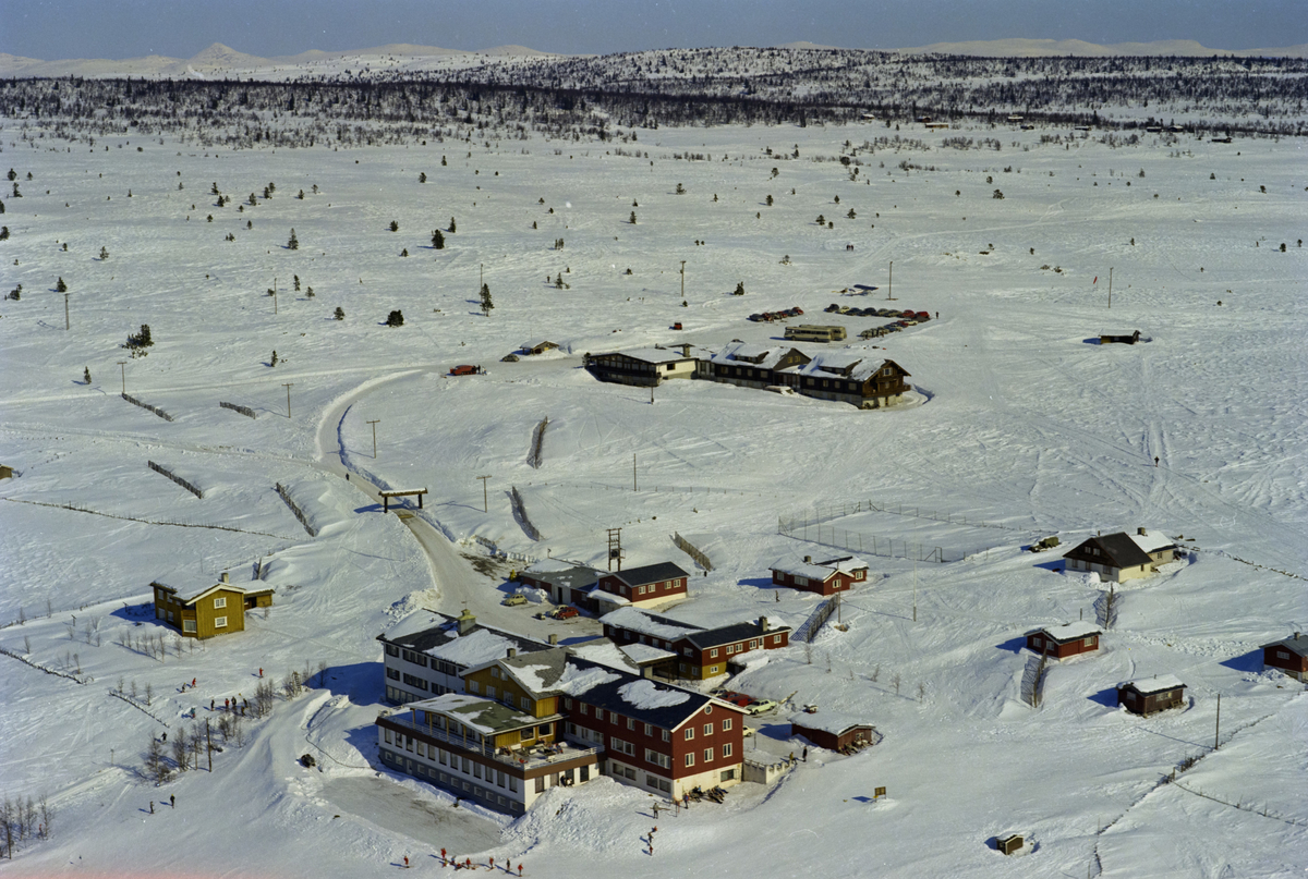 Sør-Fron, Wadahl høyfjellshotell, vinterlandskap, skiløpere