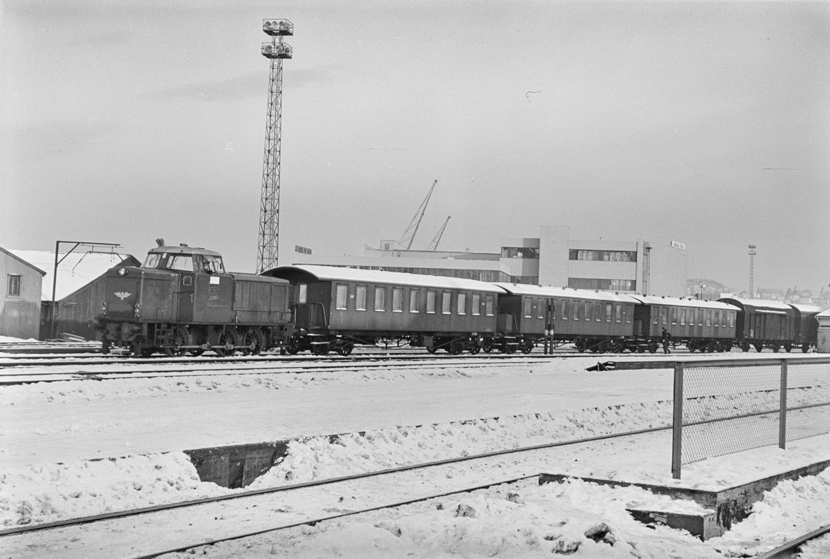 Utrangerte personvogner type Bo4a, såkalte "sportsvogner", på Trondheim stasjon. Vognene trekkes av diesellokomotiv type Di 2 nr. 830.