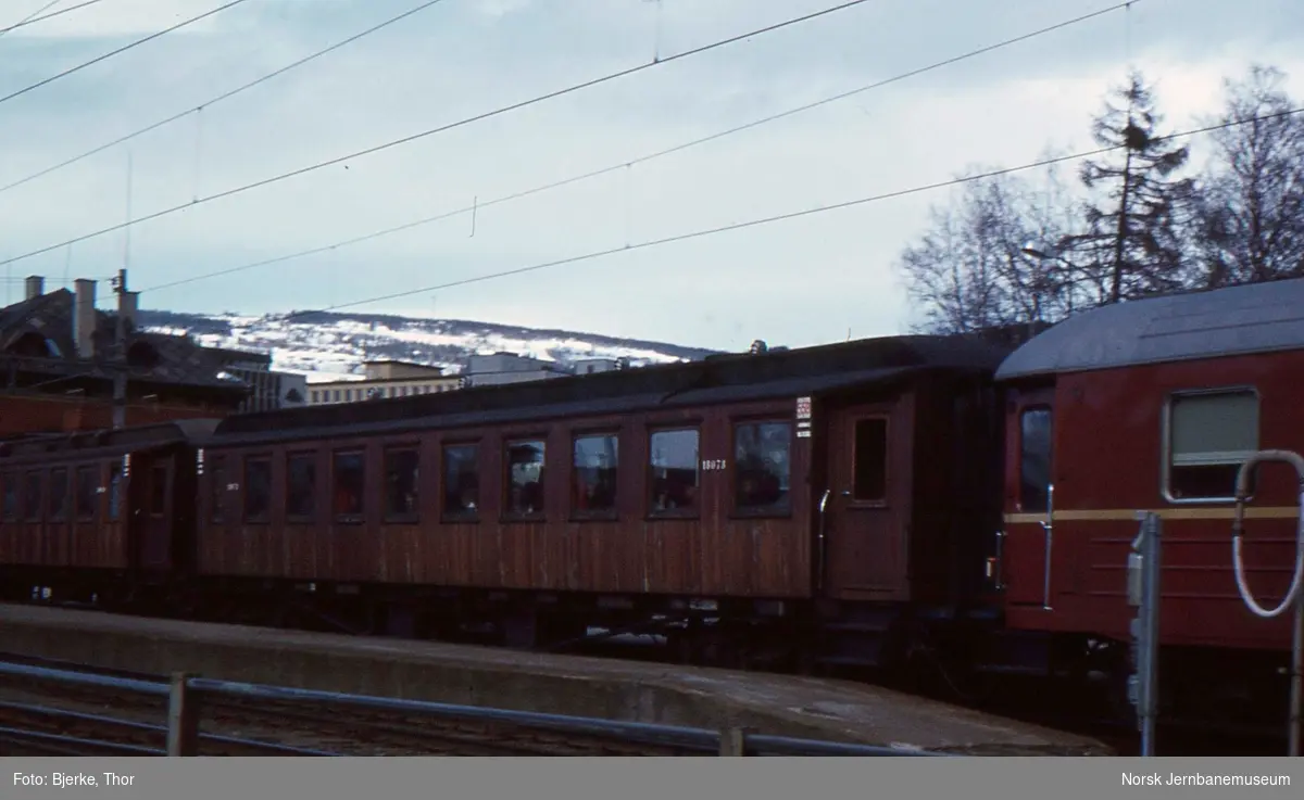 Personvogn litra B20 nr. 18078 i hurtigtog 7404 i påsketrafikken på Lillehammer stasjon