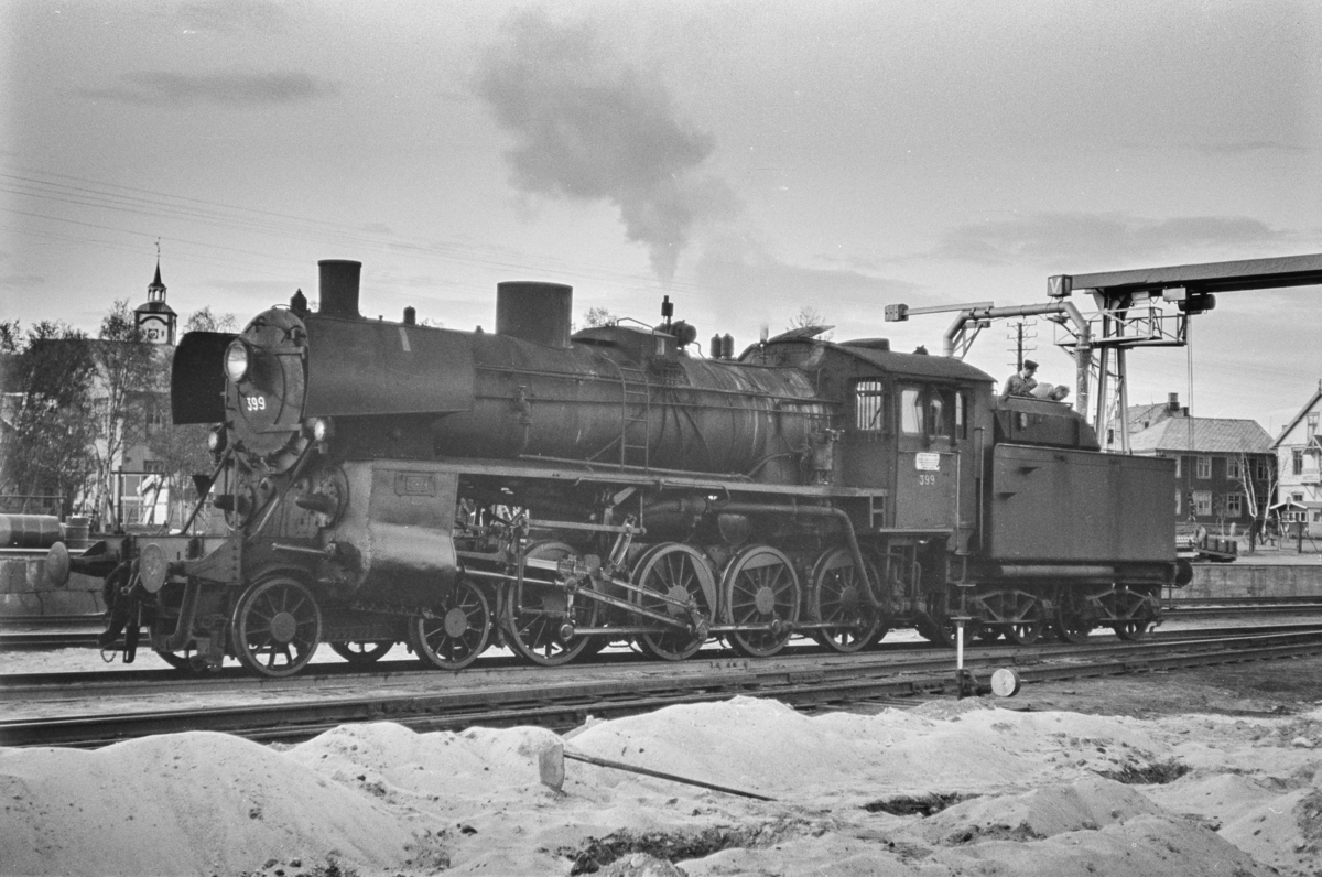 Damplokomotiv type 26c nr. 399 på Røros stasjon.
