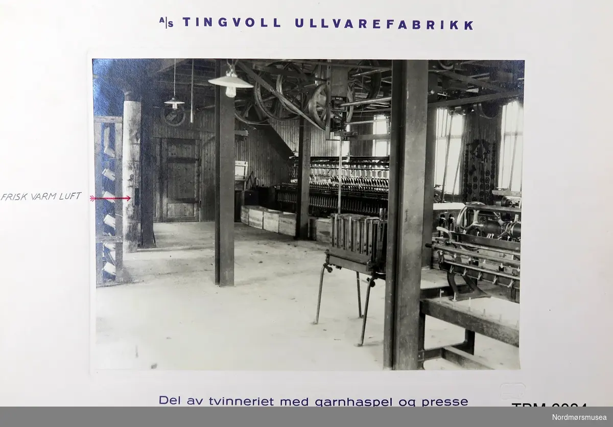 Fire fotografi på kartong av interiør på Tingvoll Ullvarefabrikk.
Bilda er tatt av J.O. Engvig, Kristiansund