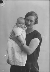 Portrett, mor og barn. kvinnen heter Ing Mathisen fornavn uk