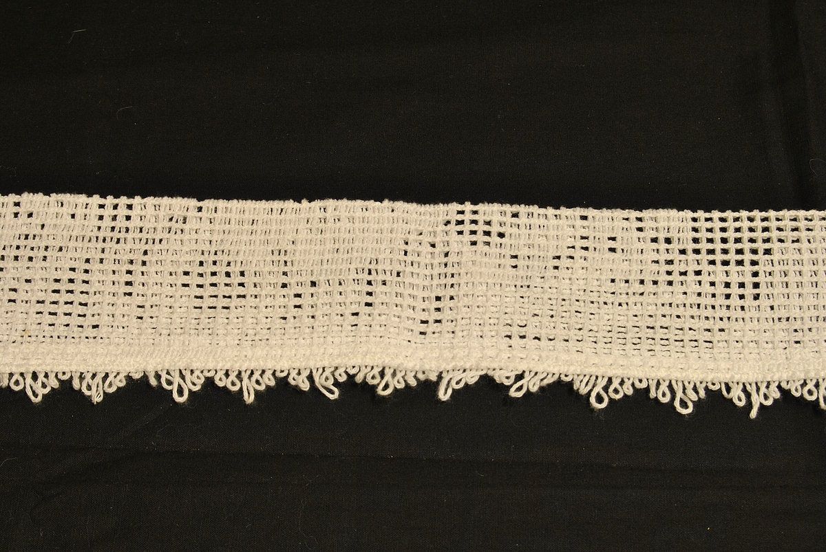 To stykk hvite gardinbånd. Maskinheklet.