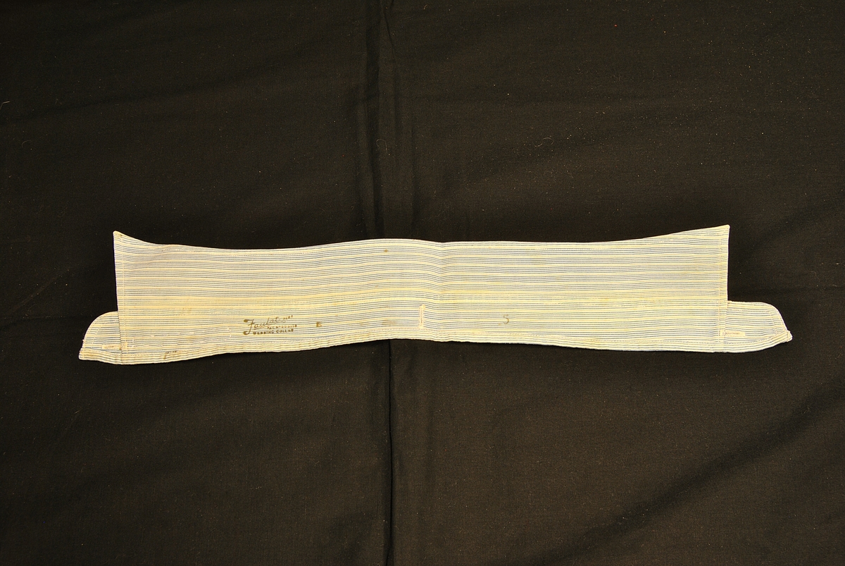 Løs skjortekrage med knappehull til å feste på skjorten.