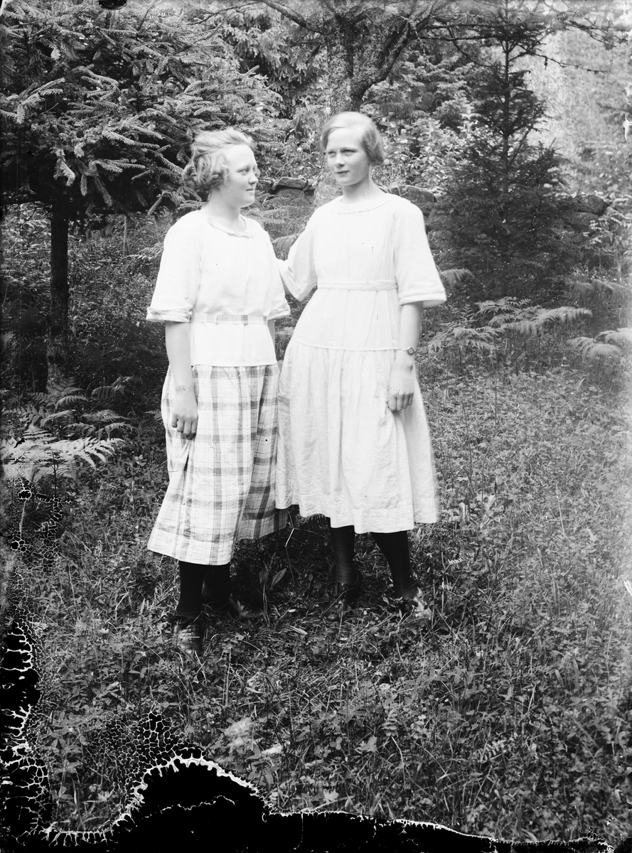 Unga kvinnor i trädgård, Alunda, Uppland