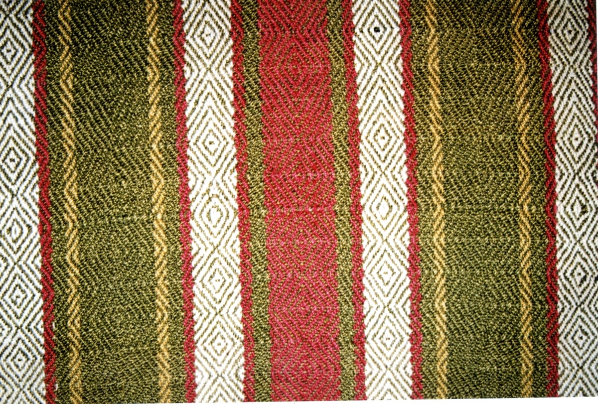 Båtrye i kypertvariasjon med floss.

Tilstand: Litt falmet.