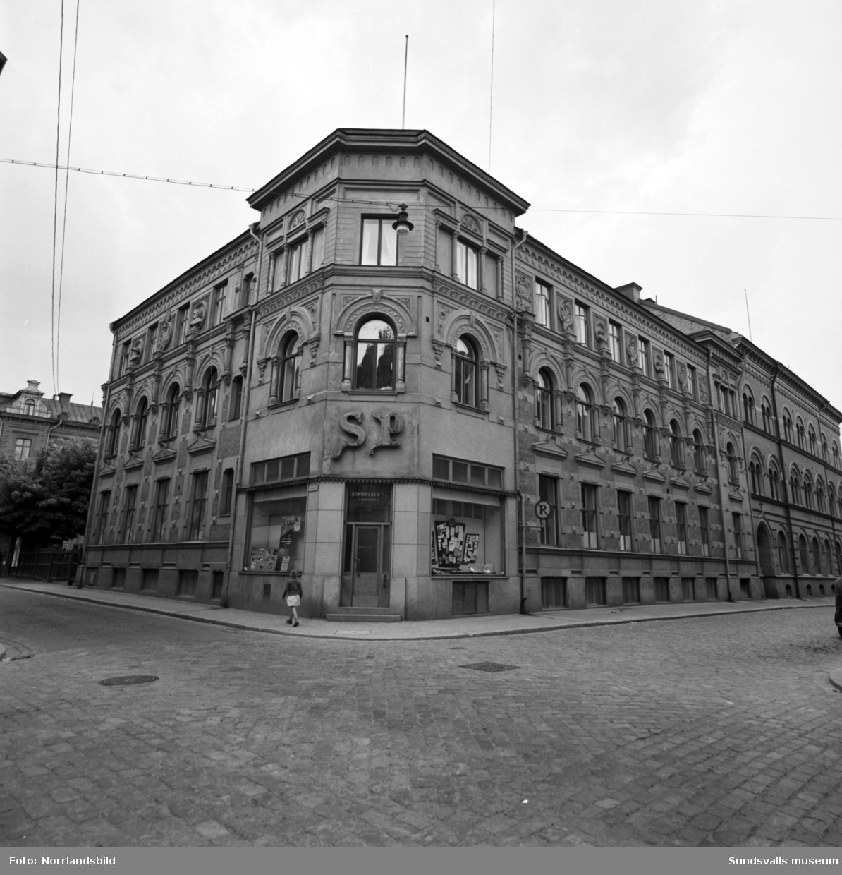 SP, Sundsvallsposten, boktryckeri, hörnet Rådhusgatan och Bankgatan. Exteriörbild.