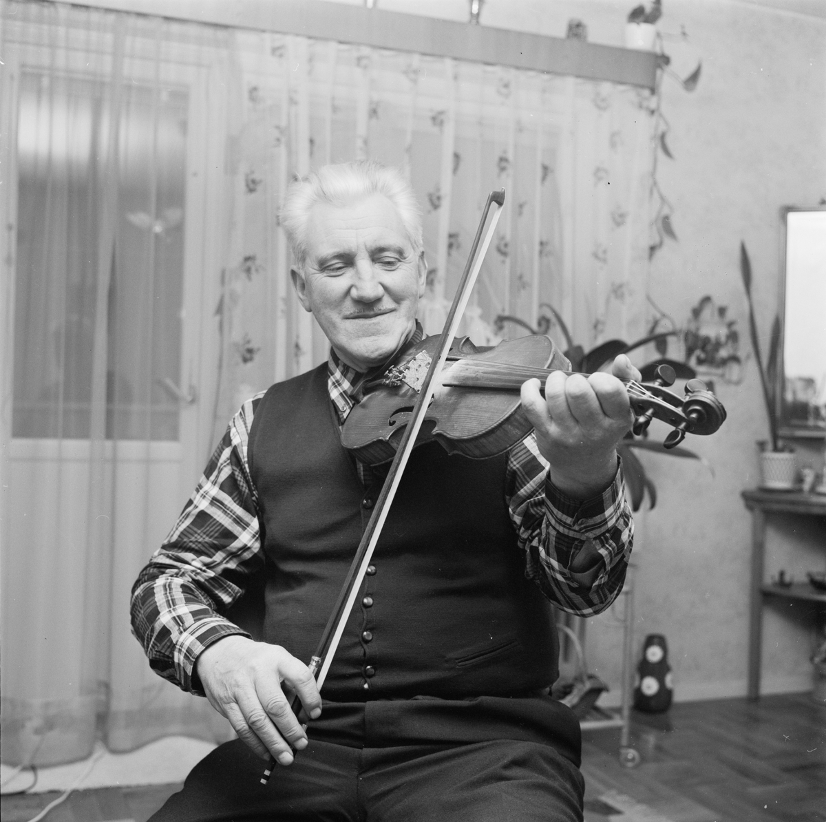 Carl Sahlström spelar fiol, Tierp, Uppland 1966