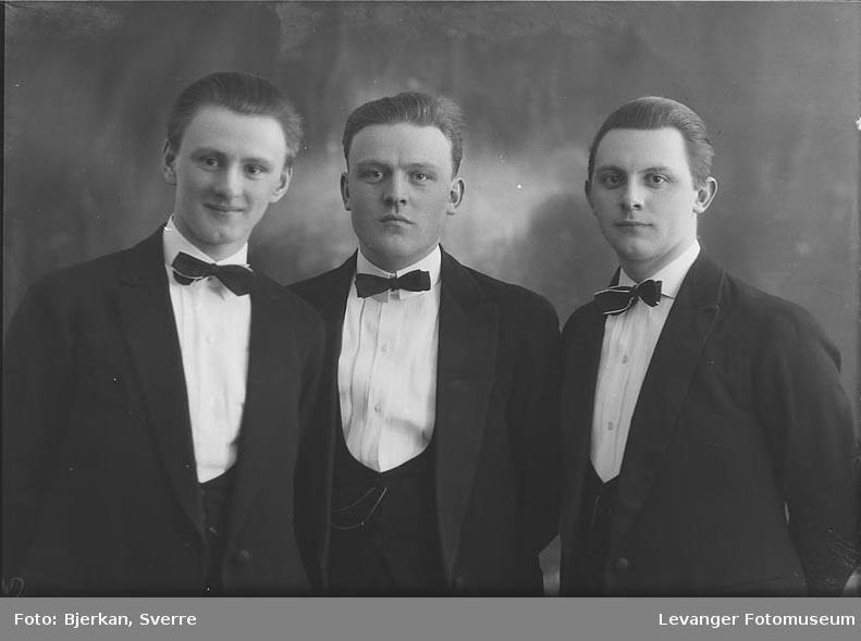 Gruppebilde av tre menn, trolig brødre. en av dem heter Arne Sivertsen