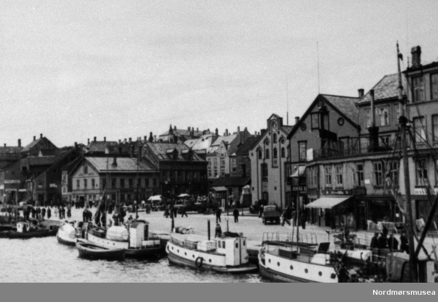 Kristiansund: Vågekaia. Arbeidsbåter, havnebåter. Piren, Fisketorget, tollbua. ca 1930. Nordmøre museums fotosamling.