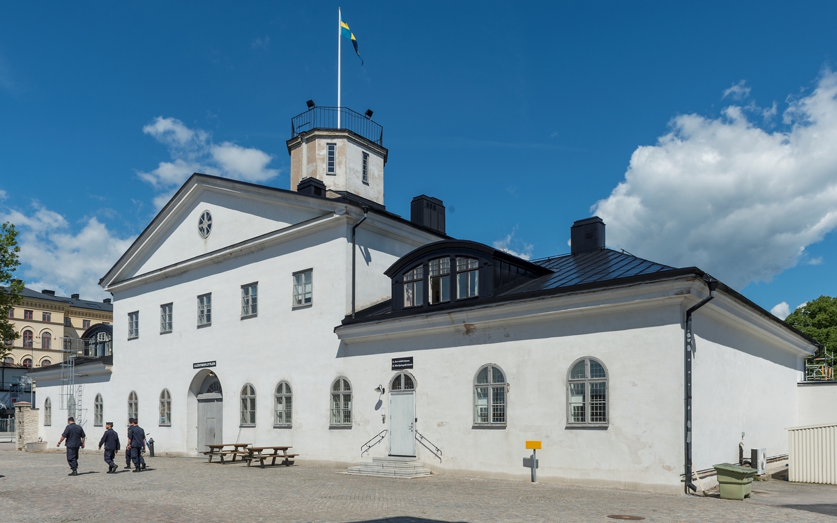 Fotodokumentation av byggnader på Marinbasen i Karlskrona. Högvaktens södra sida.  Högvakten från 1826 uppfördes efter ritningar av J. W. Gress.