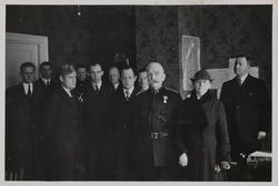 Betjent Klemsdahl mottar Kongens fortjenestemedalje den 25. 