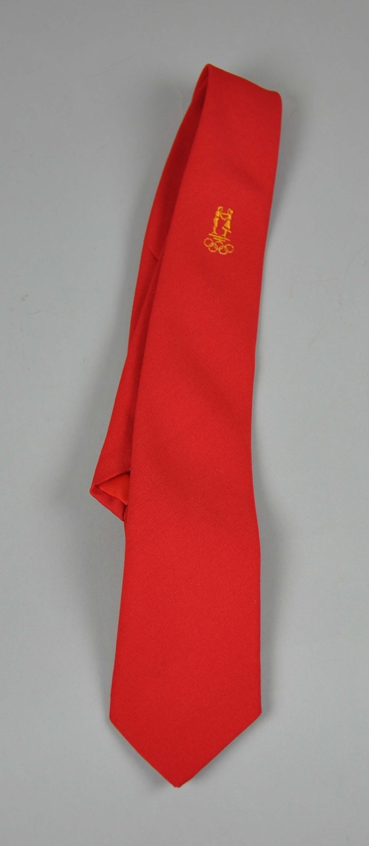 Rødt polyester-slips med NOK/NIF logo brodert i gult