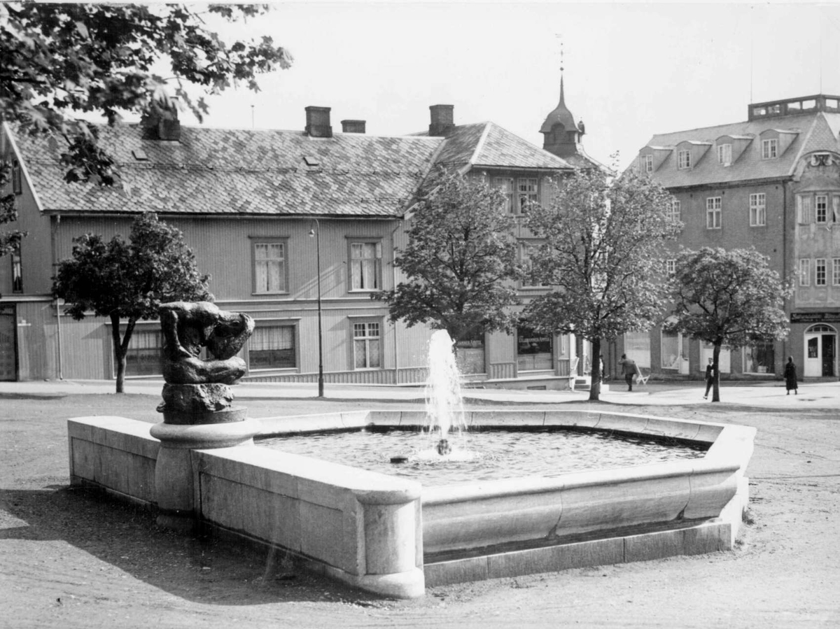 Repro: Stortorget, Lillehammer med fontene og bebyggelse rundt.