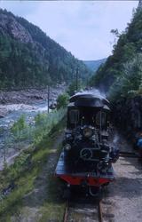 Tog på Setesdalsbanen med damplokomotiv nr. 2 på endestasjon