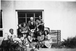 Samling utanfor bomullsveveriet til Bjånes. Framme f.v. : Ra