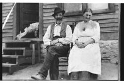 Peder Brask og Sigrid Lio Brask utanfor huset sitt i Amerika