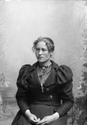 Portrett, kvinne sitter på stol, brystbilde. Karen Nilsen