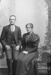 Portrett, mann og kvinne sitter, helfigur. Karen og Johan Ni